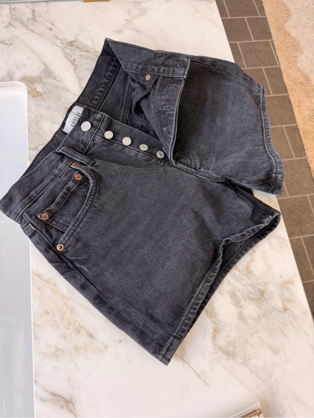 Agolde Parker Long Short in Black - Size 26 - Picture 5 of 10